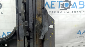 The hatch mechanism of the BMW 3 G20 19-26 frame is covered in soot and melted.