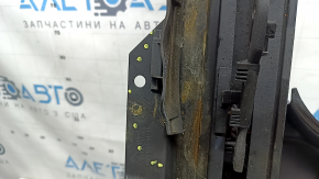 The hatch mechanism of the BMW 3 G20 19-26 frame is covered in soot and melted.