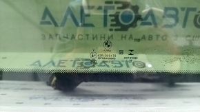 The sunroof glass of a BMW 3 G20 19-26 is covered in soot, the seal is melted, and there are scratches on the glass.