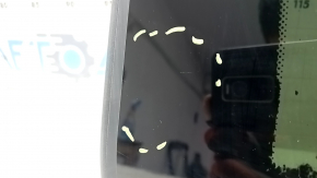 The sunroof glass of a BMW 3 G20 19-26 is covered in soot, the seal is melted, and there are scratches on the glass.