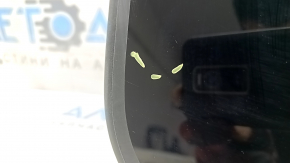 The sunroof glass of a BMW 3 G20 19-26 is covered in soot, the seal is melted, and there are scratches on the glass.