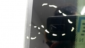 The sunroof glass of a BMW 3 G20 19-26 is covered in soot, the seal is melted, and there are scratches on the glass.