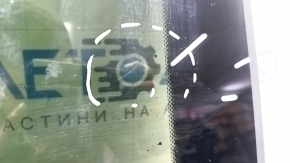 The sunroof glass of a BMW 3 G20 19-26 is covered in soot, the seal is melted, and there are scratches on the glass.