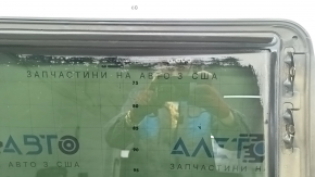 The sunroof glass of a BMW 3 G20 19-26 is covered in soot, the seal is melted, and there are scratches on the glass.
