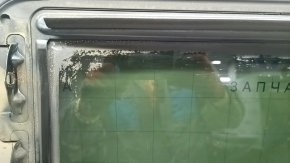 The sunroof glass of a BMW 3 G20 19-26 is covered in soot, the seal is melted, and there are scratches on the glass.