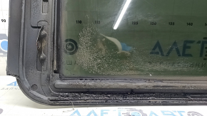 The sunroof glass of a BMW 3 G20 19-26 is covered in soot, the seal is melted, and there are scratches on the glass.
