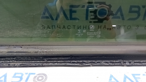 The sunroof glass of a BMW 3 G20 19-26 is covered in soot, the seal is melted, and there are scratches on the glass.