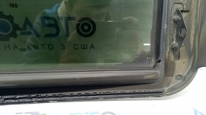 The sunroof glass of a BMW 3 G20 19-26 is covered in soot, the seal is melted, and there are scratches on the glass.
