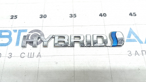 Emblem with the inscription "Hybrid" on the front left fender of a Toyota Rav4 16-18