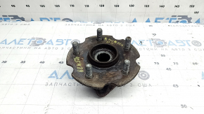 The rear right hub of a Toyota Rav4 13-18 AWD is rusty.