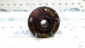 The front right hub of a Toyota Rav4 13-18 is rusty.