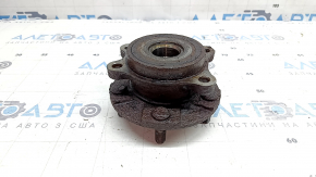 The front right hub of a Toyota Rav4 13-18 is rusty.