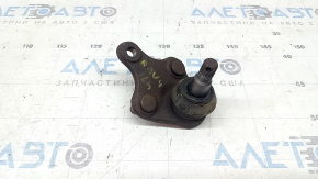 The left ball joint of a Toyota Rav4 13-18 is rusty.
