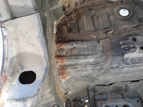 The trunk tray of a 1920 Toyota Rav4 on the body is rusty.