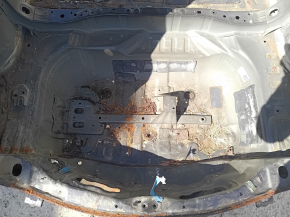 The trunk tray of a 1920 Toyota Rav4 on the body is rusty.