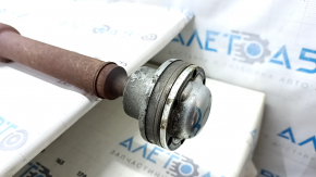 The driveshaft of a Ford Edge 19-24 2.0T AWD is rusty.