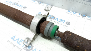 The driveshaft of a Ford Edge 19-24 2.0T AWD is rusty.