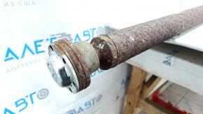 The driveshaft of a Ford Edge 19-24 2.0T AWD is rusty.