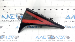 The inner tailgate light, left, Kia Sportage 23-25 LED, is worn.