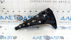 The inner tailgate light, left, Kia Sportage 23-25 LED, is worn.