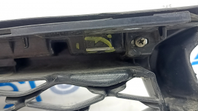 The radiator grille of the Infiniti QX50 19-25 is bare, without the emblem and chrome molding, broken, cracked, and the fasteners are broken.