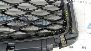 The radiator grille of the Infiniti QX50 19-25 is bare, without the emblem and chrome molding, broken, cracked, and the fasteners are broken.