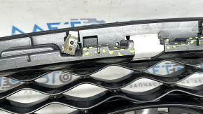 The radiator grille of the Infiniti QX50 19-25 is bare, without the emblem and chrome molding, broken, cracked, and the fasteners are broken.