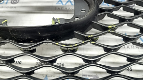 The radiator grille of the Infiniti QX50 19-25 is bare, without the emblem and chrome molding, broken, cracked, and the fasteners are broken.