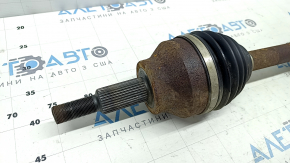 The front left half shaft of a Jeep Grand Cherokee WK2 13-22 is rusty and the threads are dented.