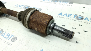 The front left half shaft of a Jeep Grand Cherokee WK2 13-22 is rusty and the threads are dented.