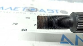 The front left half shaft of a Jeep Grand Cherokee WK2 13-22 is rusty and the threads are dented.