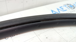 Jeep Grand Cherokee WK2 11-22 front left door seal is worn