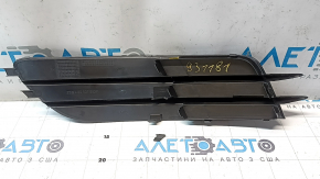The right front bumper grille of the Audi A6 C7 12-15 has a broken latch.