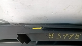 The right front bumper grille of the Audi A6 C7 12-15 has a broken latch.