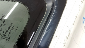 Rear left Jeep Grand Cherokee WK2 17-19 window with black molding, no antenna, worn molding