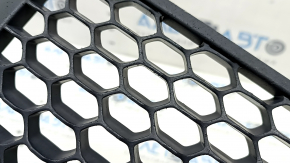 The lower grille of the front bumper of the Jeep Grand Cherokee WK2 17-22 is open, under the radar and hooks, broken, sand