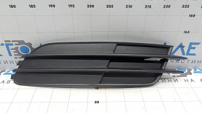 The right front bumper grille of the Audi A6 C7 12-15 has a broken latch.