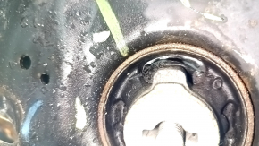 The rear subframe of a Jeep Grand Cherokee WK2 16-22 is rusty, and the gearbox bushings are torn.