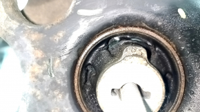 The rear subframe of a Jeep Grand Cherokee WK2 16-22 is rusty, and the gearbox bushings are torn.