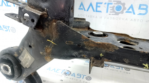 The rear subframe of a Jeep Grand Cherokee WK2 16-22 is rusty, and the gearbox bushings are torn.