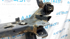 The rear subframe of a Jeep Grand Cherokee WK2 16-22 is rusty, and the gearbox bushings are torn.