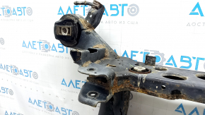 The rear subframe of a Jeep Grand Cherokee WK2 16-22 is rusty, and the gearbox bushings are torn.