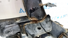 The rear subframe of a Jeep Grand Cherokee WK2 16-22 is rusty, and the gearbox bushings are torn.
