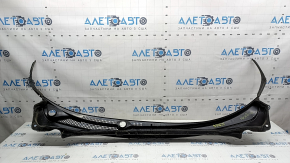 The plastic windshield wiper grille on a 19-22 Honda Insight has a broken mount.