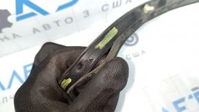 The rear right door seal of a Ford Focus mk3 11-18 is torn.