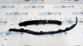 The left fog light frame molding for a BMW 3 F30 16-18 is broken, and the mount is broken.