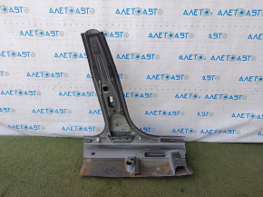 The central left body pillar of a BMW 3 G20 19-26 was sawed off.