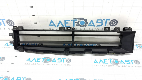 The radiator deflector louver assembly for the Hyundai Tucson 2022-2026 is broken.