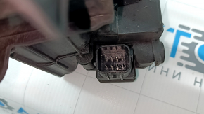 The radiator deflector louver assembly for the Hyundai Tucson 2022-2026 is broken.