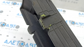 The radiator deflector louver assembly for the Hyundai Tucson 2022-2026 is broken.